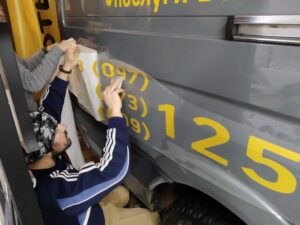 Поклейка рекламы на авто