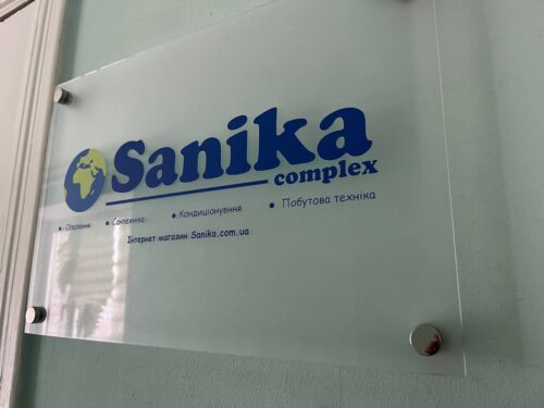 Дизайн табличка на прозорому акрилі